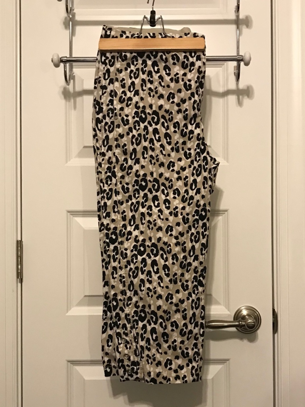 Chico’s cropped khaki leopard print straight legged pants (6 / Chico’s 0.5)